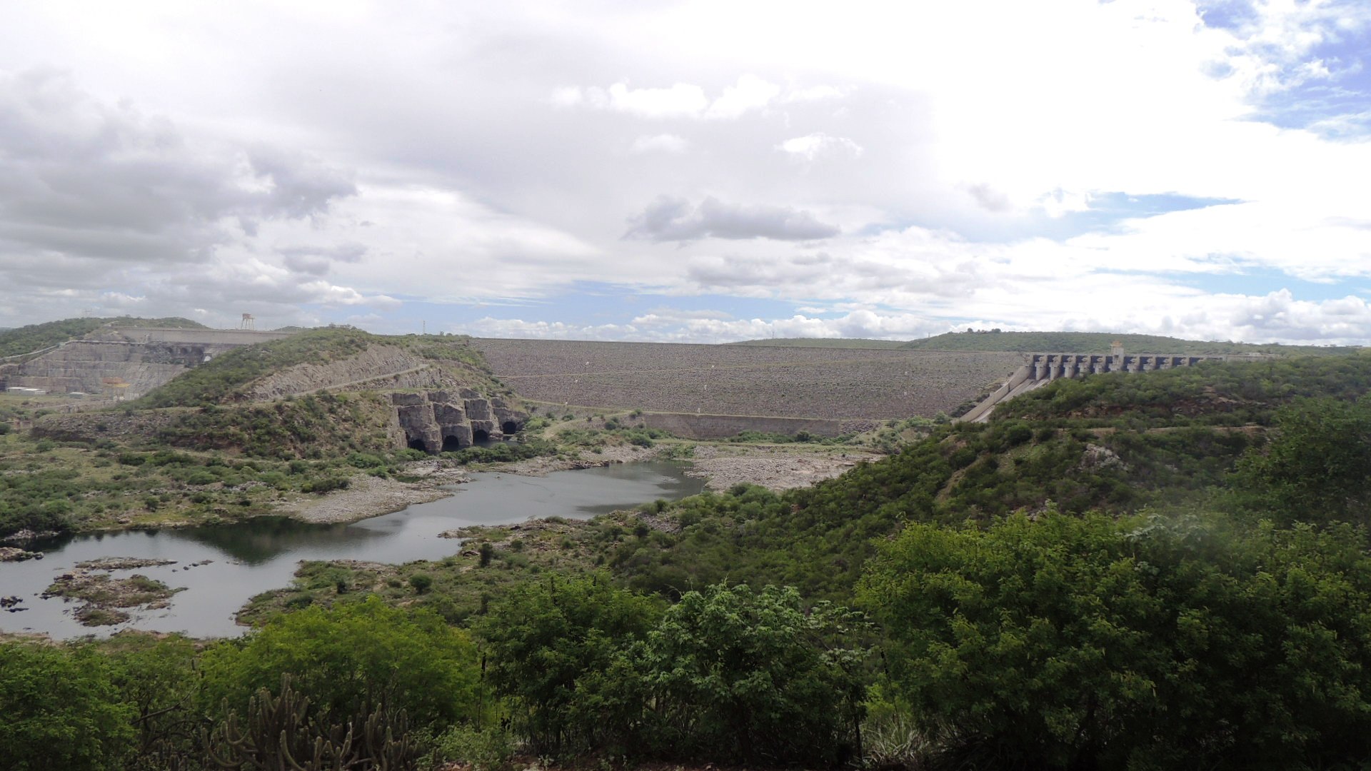 GALERIAS DE DESVIO DO RIO E VERTEDOUROS DA USINA DE XINGÓ